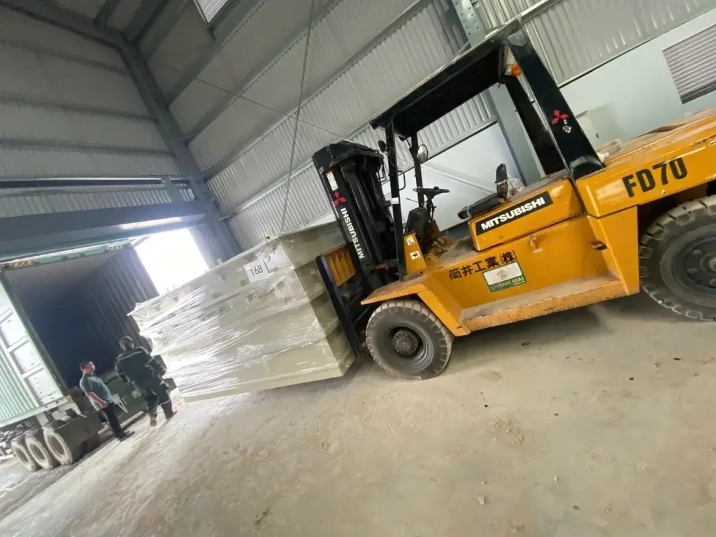 Xe nâng tiếp cận container 40ft tại kho khách hàng Long An