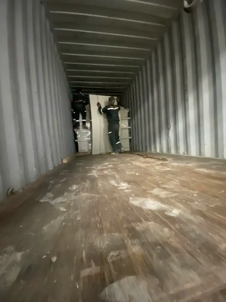 Nhân sự quan sát bên trong container khi rút hàng