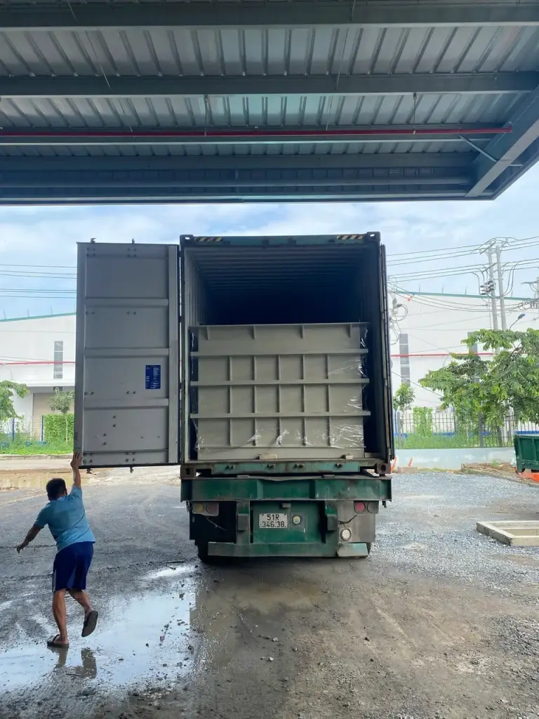Xe nâng Mitsubishi FD70 thao tác trong khu vực kho khách hàng