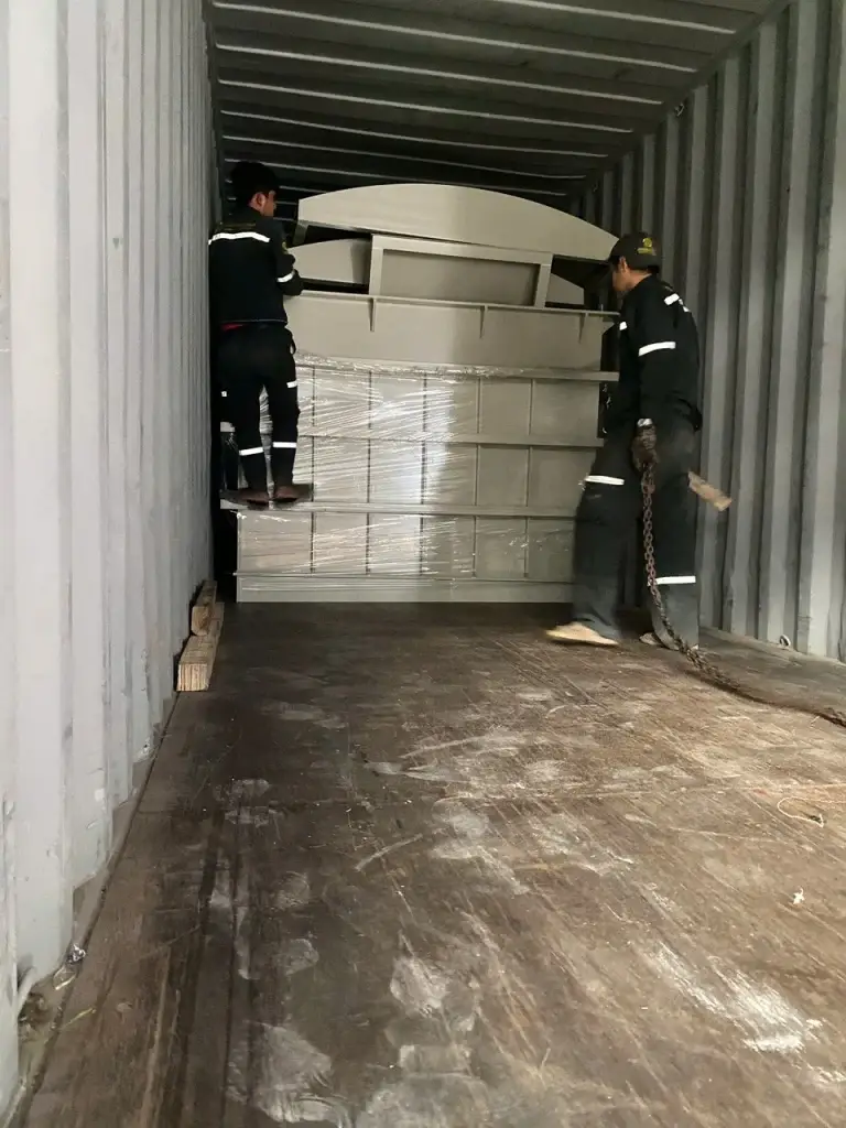 Pallet hàng được rút khỏi container 40ft tại Long An