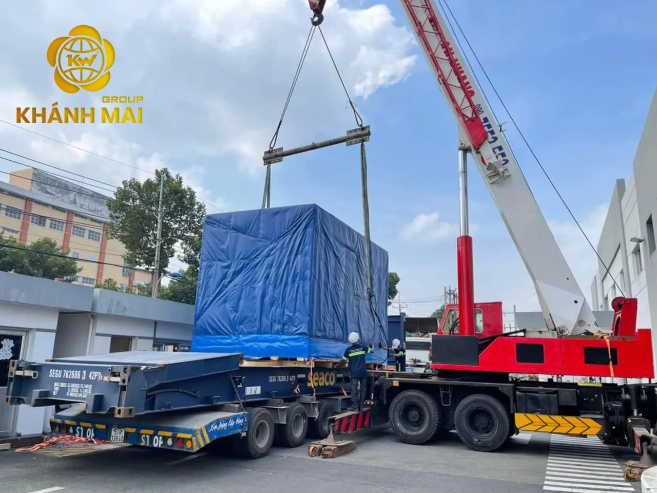 Cẩu máy móc được bọc bảo vệ lên moóc vận chuyển liên tỉnh