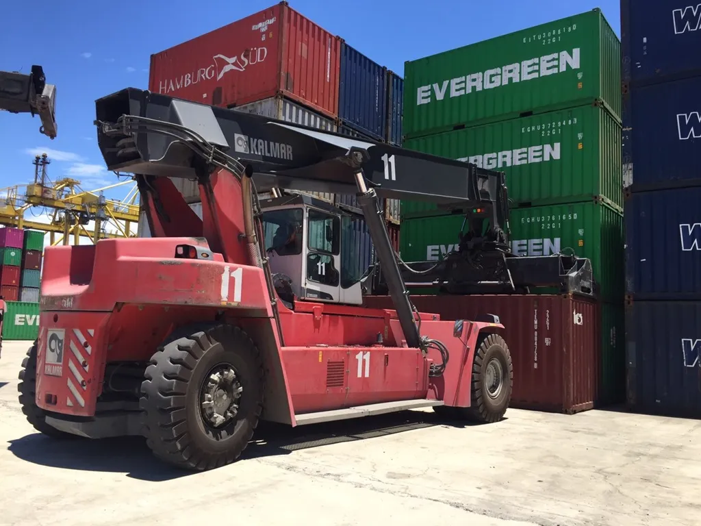 dịch vụ nâng hạ container tại Khánh Mai Group