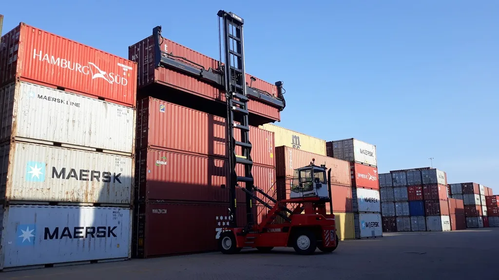 nâng hạ container tại công trình