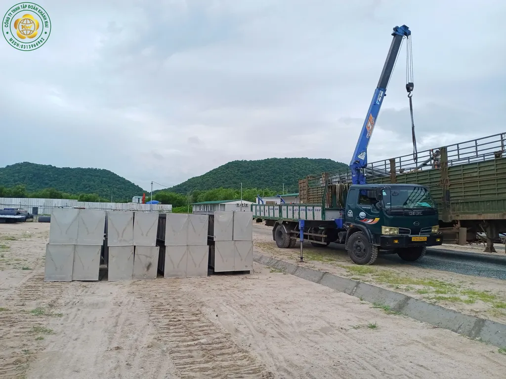 Xe cẩu hàng nâng hạ các kiện thiết bị kim loại tại công trình