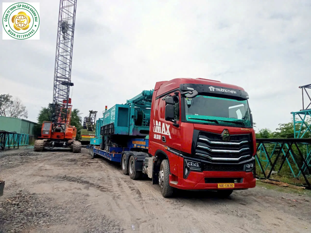 Xe đầu kéo vận chuyển máy cẩu công trình bằng moóc chuyên dụng