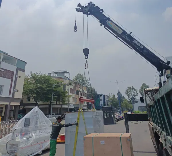 Xe cẩu nâng hạ máy móc thiết bị và bốc xếp hàng nặng tại TPHCM