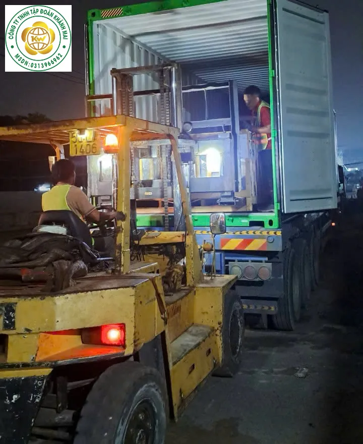 Rút hàng container bằng xe nâng
