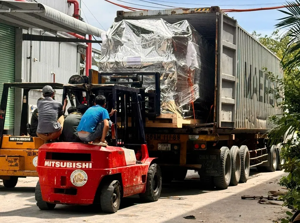 Xe nâng rút hàng từ container để di chuyển vào xưởng