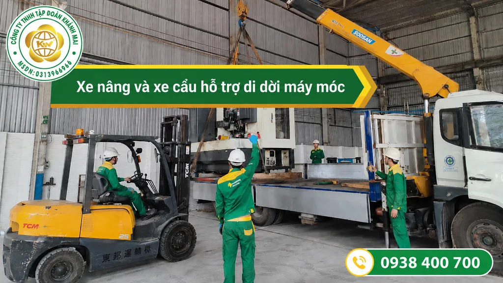Xe nâng và xe cẩu hỗ trợ di dời máy móc trong kho xưởng