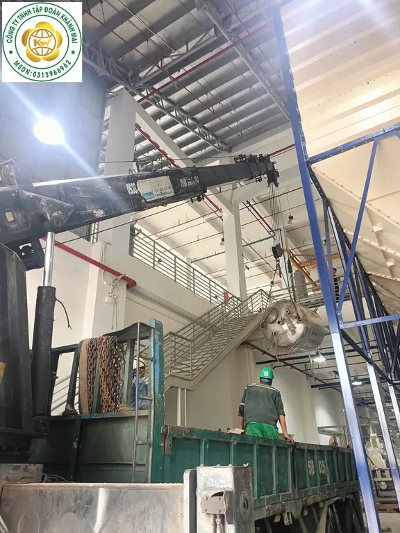Cẩu lắp thiết bị inox trong nhà xưởng, dẫn hướng tải treo theo trục lắp đặt