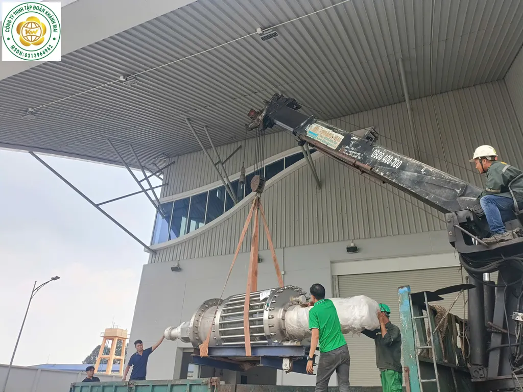Cẩu nâng cụm thiết bị trước cửa xưởng, phối hợp người dẫn hướng và điểm kê