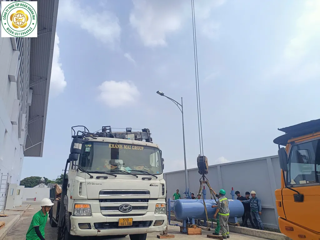 ội thi công điều phối nâng đặt bồn xanh, kiểm soát dây đai và vùng an toàn