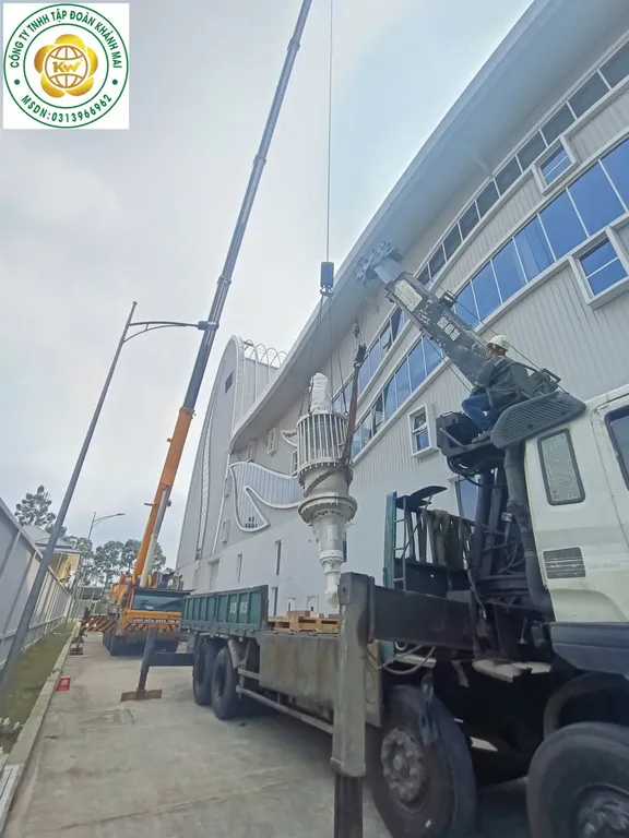 Nâng hạ cụm thiết bị cao độ lớn sát mặt đứng nhà xưởng, giữ khoảng hở an toàn