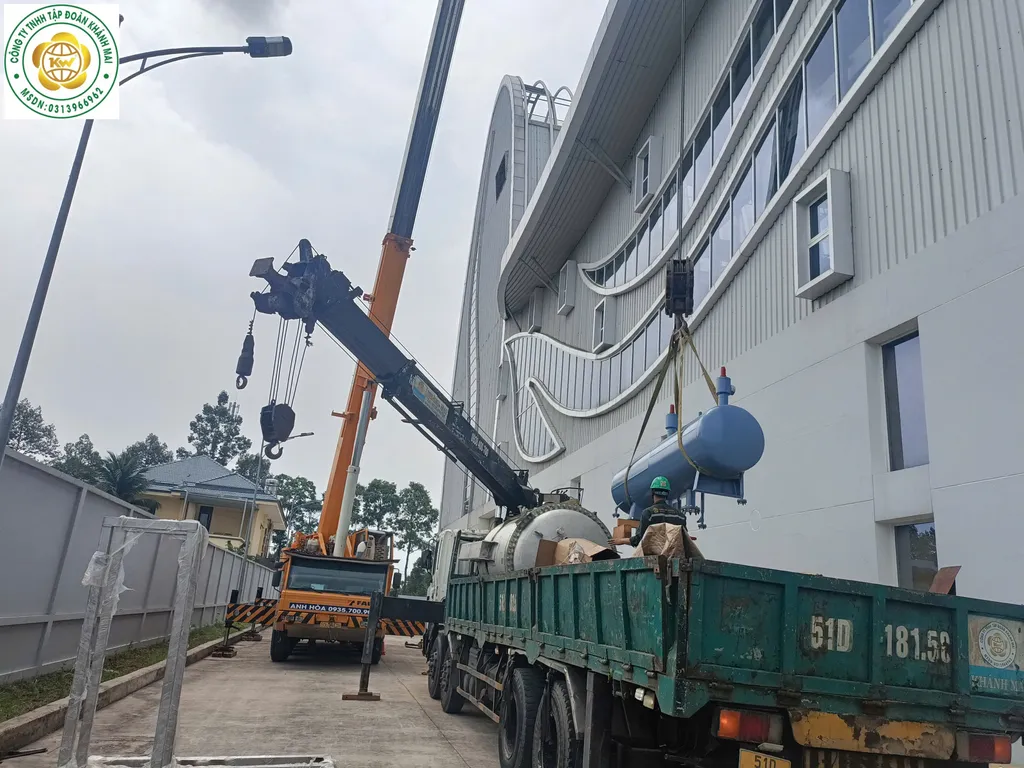 Phối hợp xe cẩu và xe chở bồn xanh trong khuôn viên nhà máy, khoanh vùng cấm