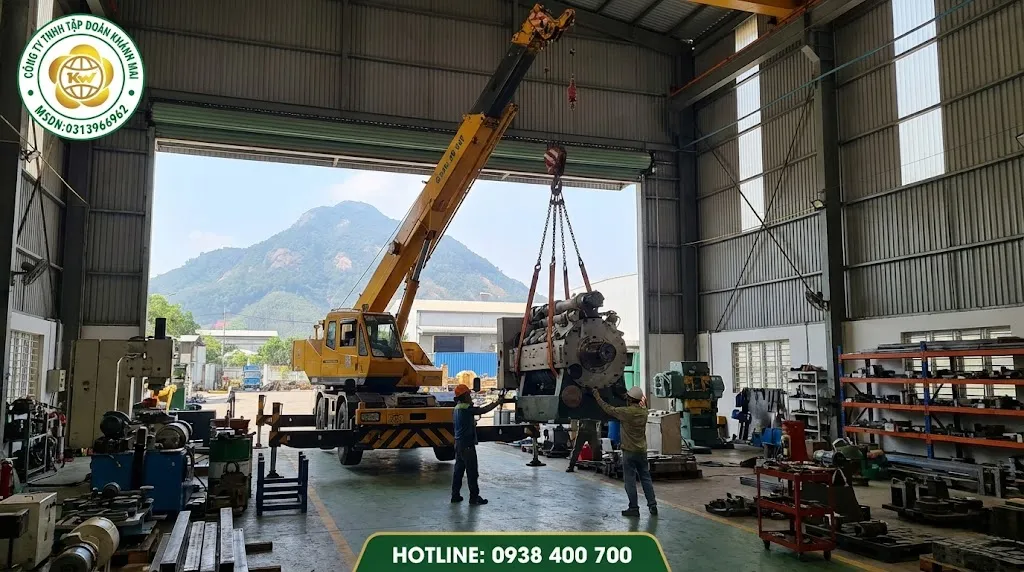 Xe cẩu bốc dỡ hàng nặng tại kho bãi ở Tây Ninh