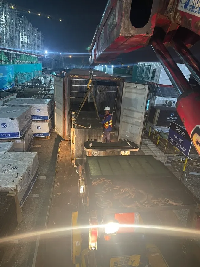Thiết bị cẩu đưa kiện hàng ra khỏi container tại Tân Sơn Nhì