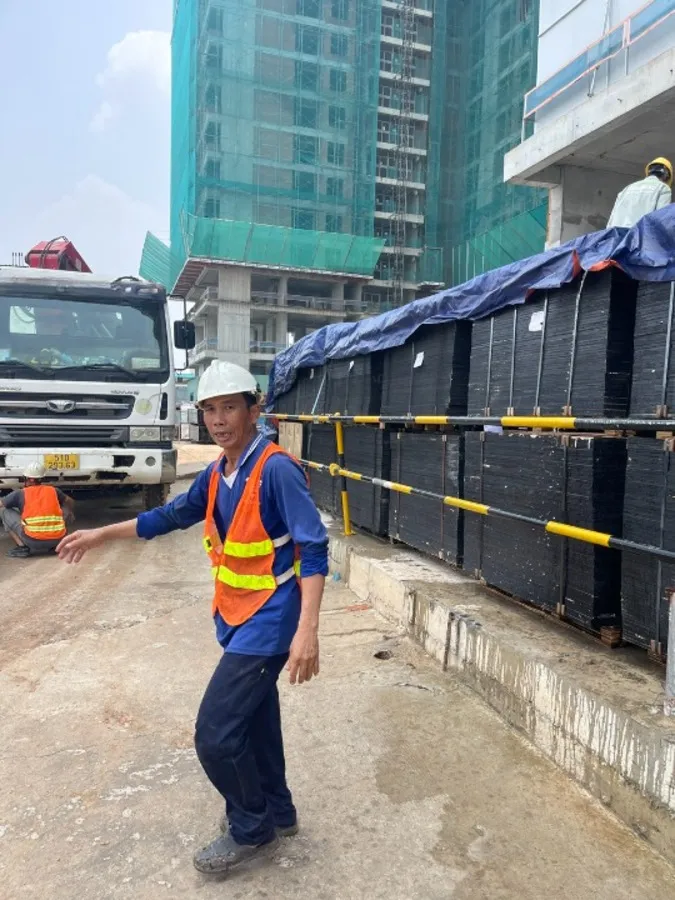 Nhân sự điều phối rút cont ván ép tại công trường Thuận Giao