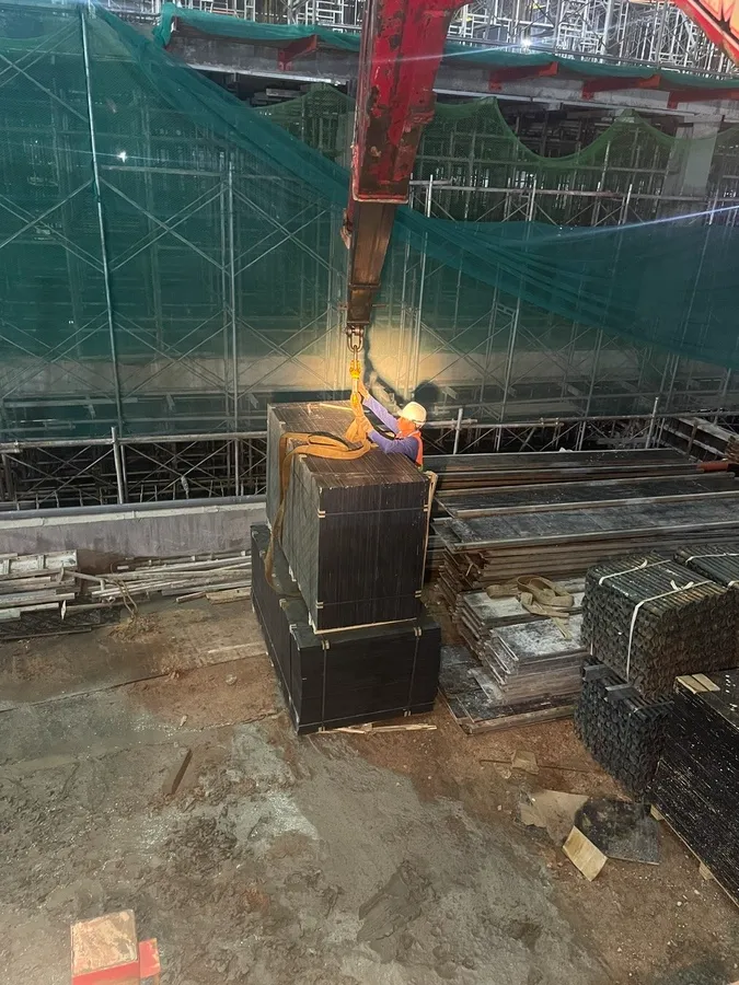 Nhân sự móc cẩu kiện hàng tại công trường Tân Sơn Nhì