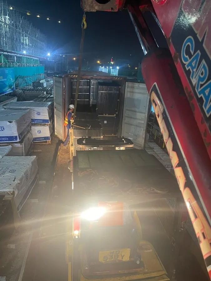 Rút kiện vật liệu khỏi container trong ca đêm tại Tân Sơn Nhì