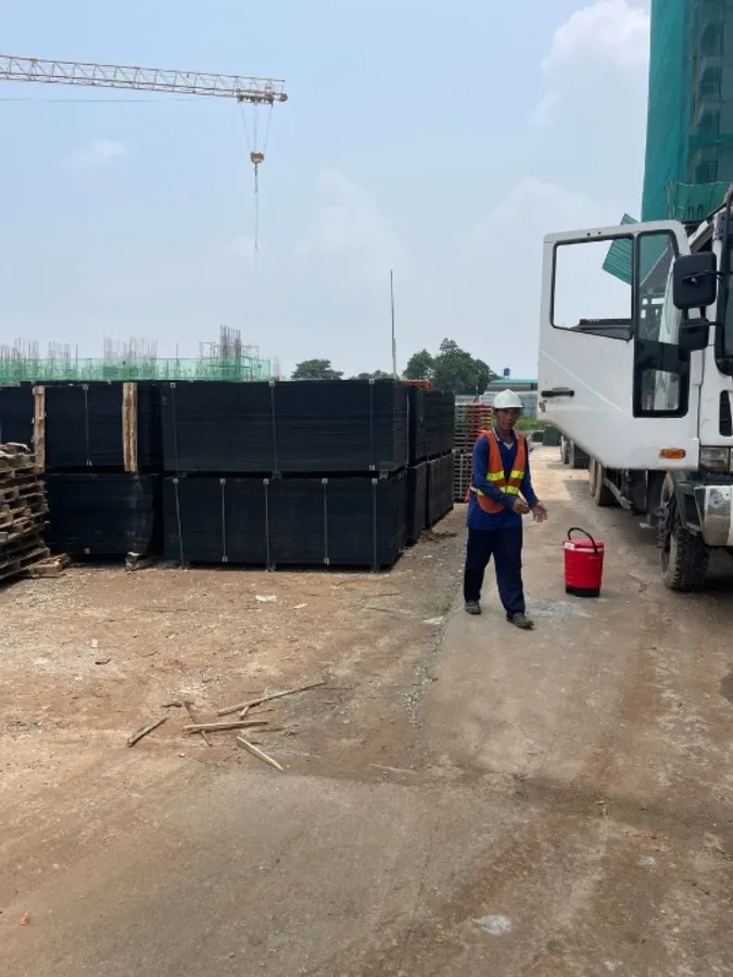 Ván ép tập kết tại dự án rút cont ở Thuận Giao Bình Dương