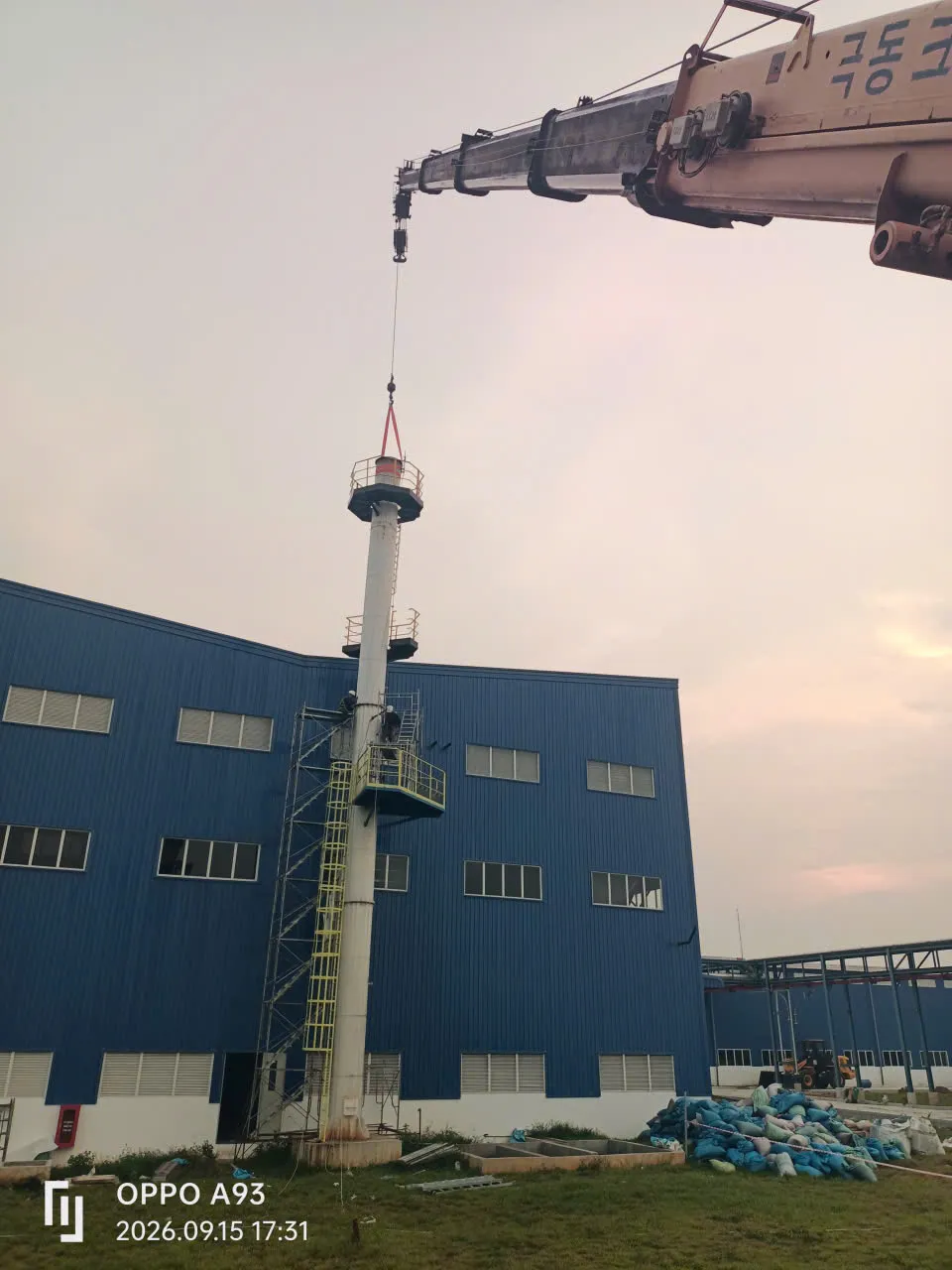 Xe cẩu 110T vươn cần nâng trụ công nghiệp tại Tây Ninh