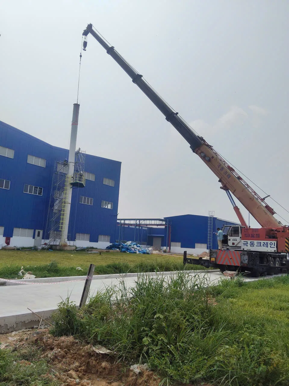 Xe cẩu bánh lốp 110T làm việc tại nhà máy Tây Ninh