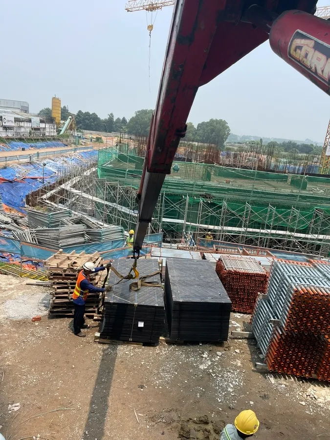 Xe cẩu nâng hạ kiện ván ép tại công trình Thuận Giao