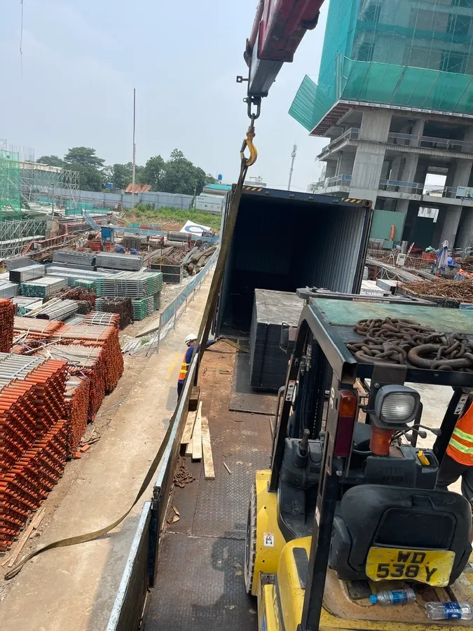 Xe nâng hỗ trợ rút cont ván ép tại công trường Bình Dương