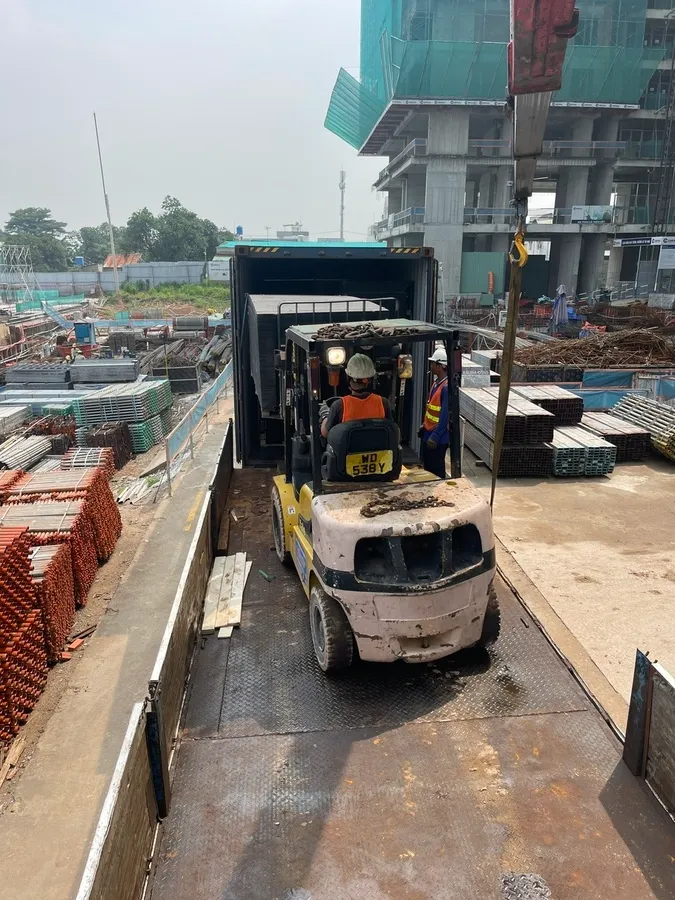 Xe nâng lấy ván ép từ container tại dự án Bình Dương